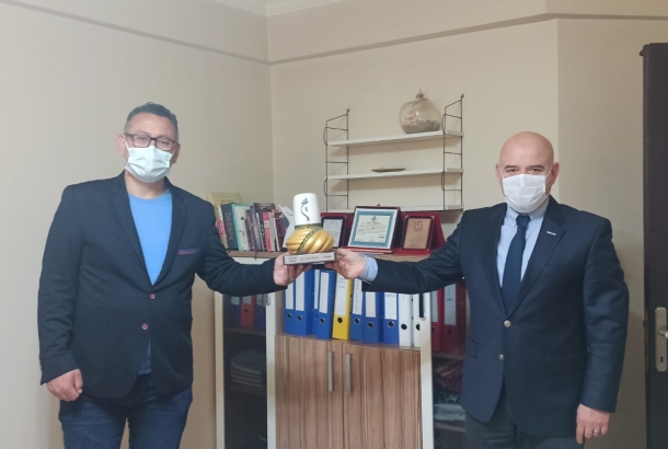 Maske, mesafe ve temizlik kurallarına uygun olarak KONTİMDER Yönetim Kurulu Üyesi Avukat Cem Taşpınar, işyerinde  ziyaret edildi. 